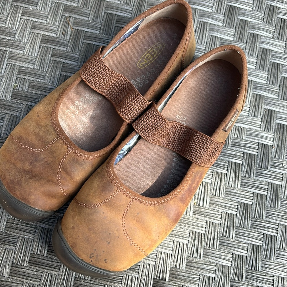 Keen ladies Tan slip-ons